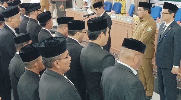 Pj Bupati Pidie Ir Wahyudi Adisiswanto MSi hadiri pelantikan dan pengukuhan Pengurus MPU Kabupaten Pidie di Oproom Kantor Bupati, Senin (29/5). Waspada/Muhammad Riza