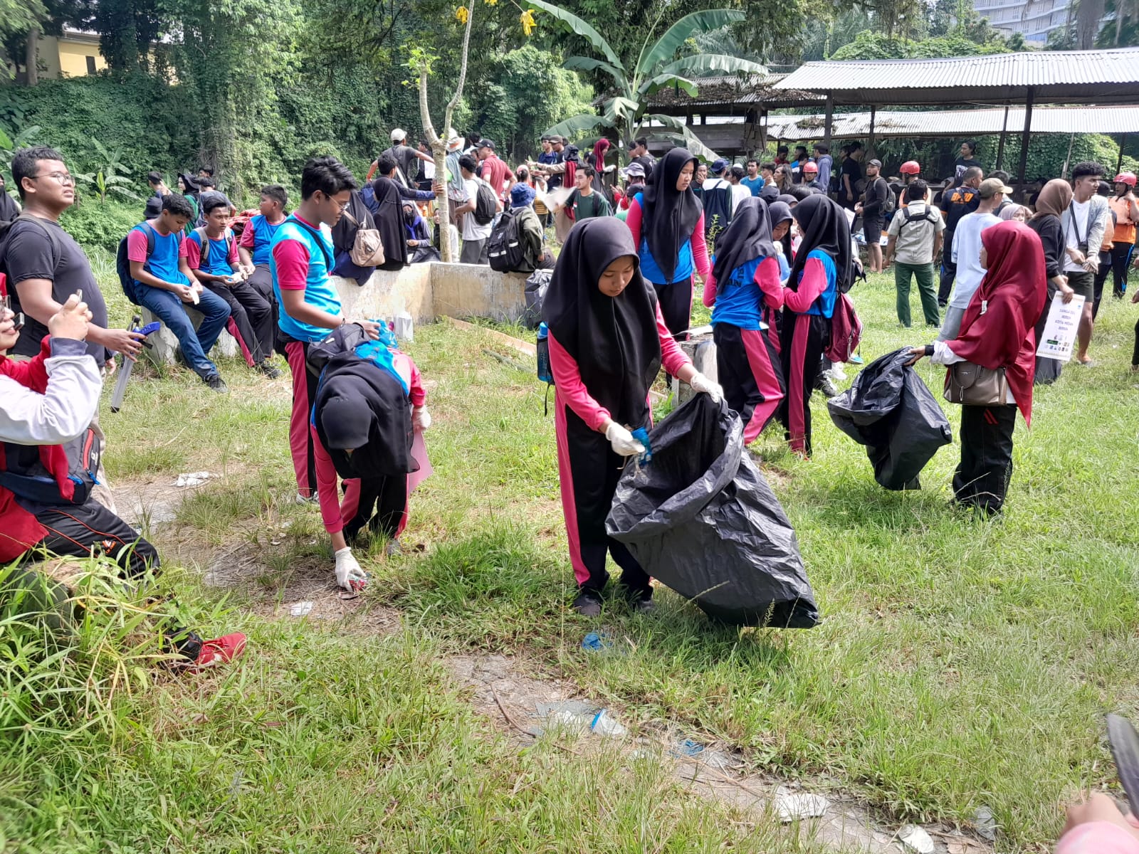 SMP Negeri 24 Medan Ikuti Aksi Bersih Sungai Deli