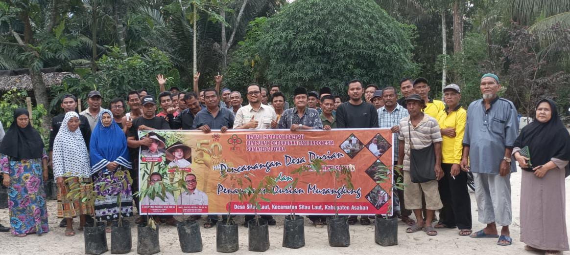 SEMANGAT 50 tahun atau HUT emas Himpunan Kerukunan Tani Indonesia (HKTI) disemarakkan oleh HKTI Sumut dengan melakukan pencanangan "Desa Durian" di Desa Silo Lama, Kecamatan Silau Laut Kabupaten Asahan (17/06/2023). Waspada/Ist