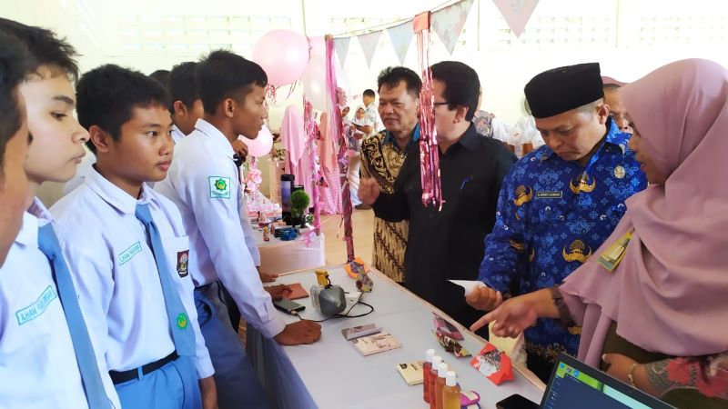 Siswa SMA Nurul Ilmi P.Sidimpuan Ciptakan Kertas Dari Batang Pisang