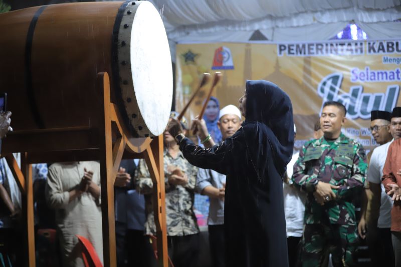 Meski Hujan, Pawai Takbir Dan Obor Tetap Berjalan