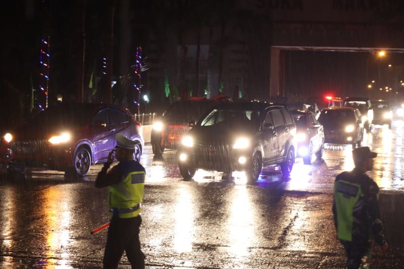 Meski Hujan, Pawai Takbir Dan Obor Tetap Berjalan