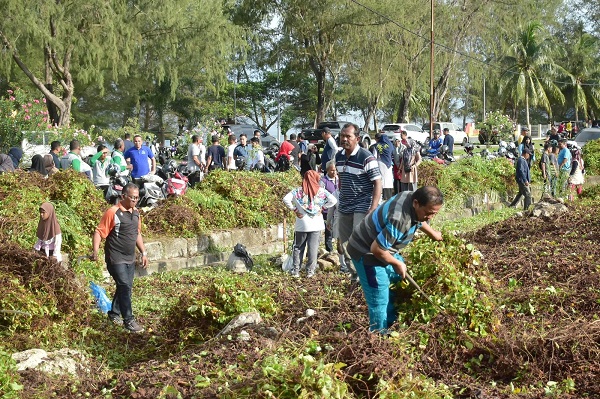 Suasana gotong royong untuk menjaga meindahan Kota Sabang. (Waspada/T. Zakaria)