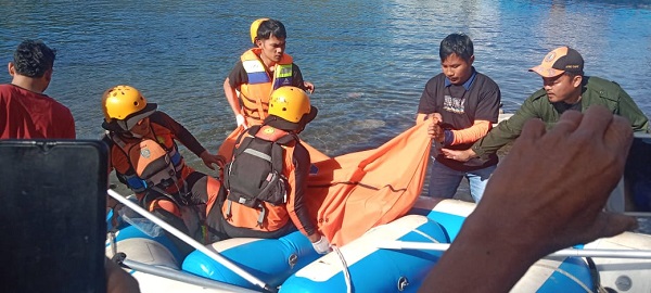 Dua korban tenggelam di Danau Toba sedang di evakuasi Tim SAR, Senin (19/6). Waspada/ist