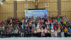 Wakil Pimpinan Perguruan YPI BM Muda Nurul Ilmi Syahlan Ginting, SE, MAIMM dan Kepala Divisi Pendidikan YPI BM Muda Nurul Ilmi, Budi Suherman, SS, MPd foto bersama dengan peserta Work Meeting And Teacher Training YPI Nurul Ilmi, Senin (26/6). Waspada/Mohot Lubis