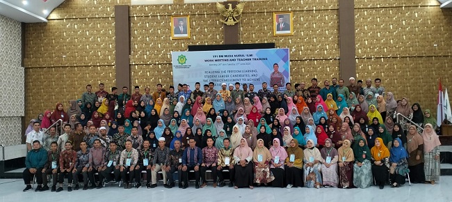 Wakil Pimpinan Perguruan YPI BM Muda Nurul Ilmi Syahlan Ginting, SE, MAIMM dan Kepala Divisi Pendidikan YPI BM Muda Nurul Ilmi, Budi Suherman, SS, MPd foto bersama dengan peserta Work Meeting And Teacher Training YPI Nurul Ilmi, Senin (26/6). Waspada/Mohot Lubis