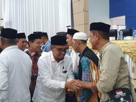 Anggota Komisi I DPR Aceh Tgk.H.Irawan Abdullah, SAg ikut bersama melepas jamaah haji terakhir (kloter 11) di Asrama Haji Embarkasi Haji Aceh pada, Jumat, 02 Juni lalu. (Waspada/T.Mansursyah)