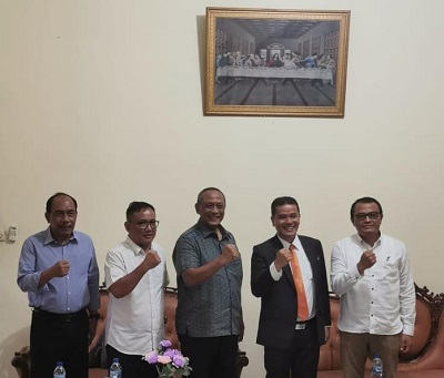 PERTEMUAN silaturahmi dan pertemuan dengan Praeses HKBP Distrik X Sumut dan Aceh, pada Senin 12 Juni 2023 lalu terkait menjelang masuknya tahun politik 2024, maka pimpinan HKBP Distrik X Medan dan Aceh menghimbau agar tidak menjadikan gereja sebagai tempat kampanye politik, ini dikhawatirkan terjadinya perpecahan dikalangan jamaat gereja. Pendeta Hendry Napitupulu, M.Th (pakai jas). Waspada/Ist