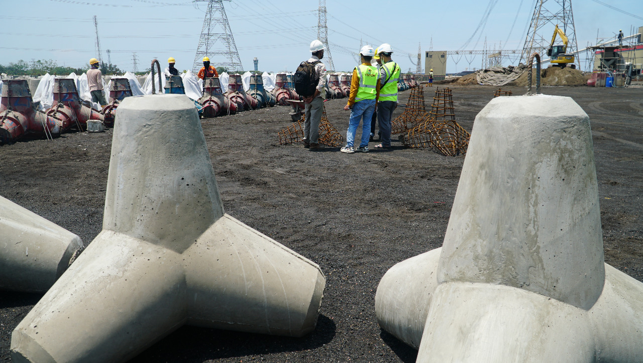 Tetrapod yang dibuat menggunakan FABA dari PLTU Tanjung Jati B di Jepara.