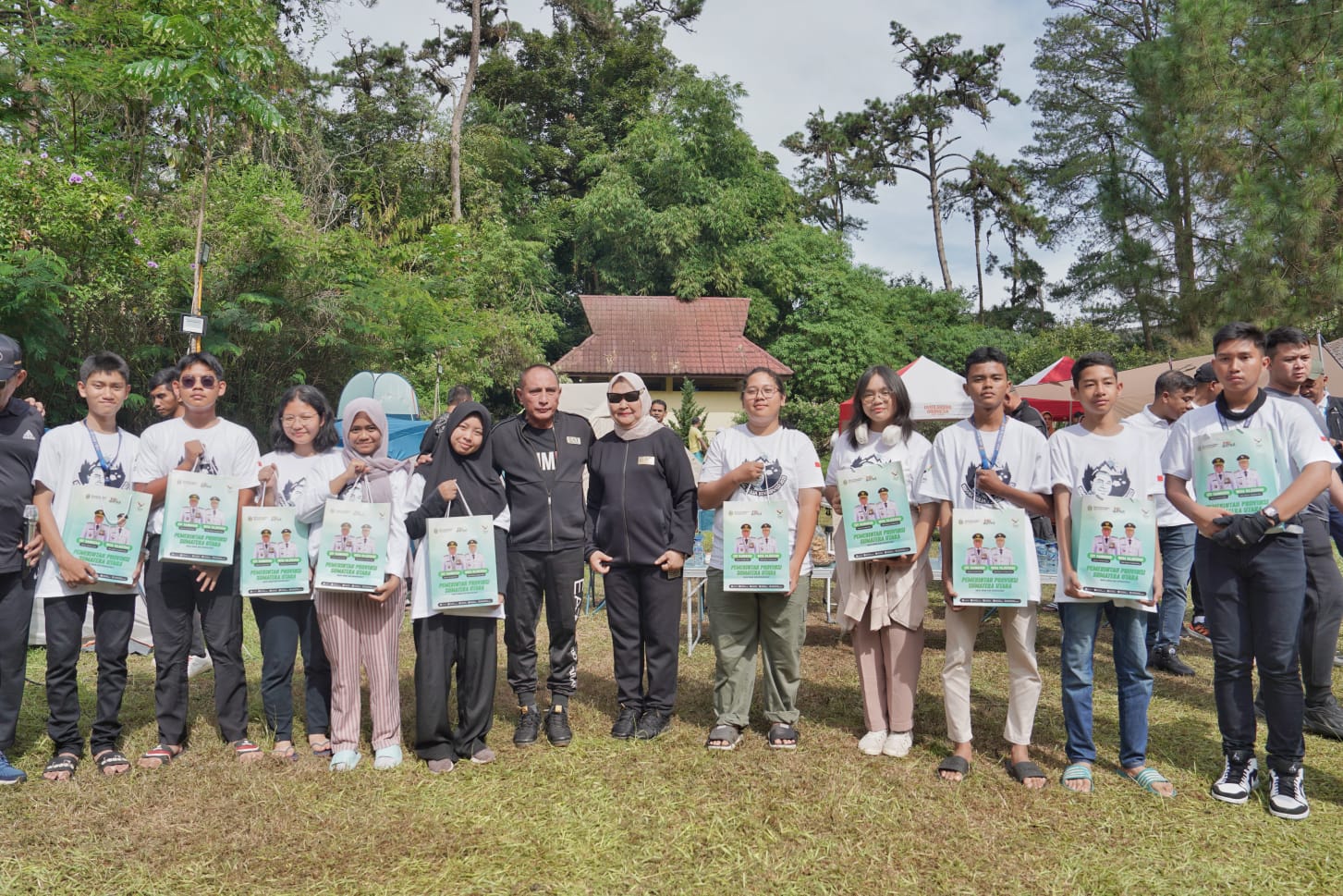 Pelajar SMAN 3 Medan Camping Ilmiah Di Tahura Dapat Tablet