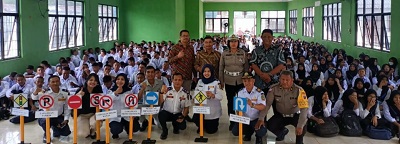 PLT Kepala SMK Negeri 14 Medan Suprianto, S.S, narasumber, guru dan siswa peserta kegiatan. Waspada/ist