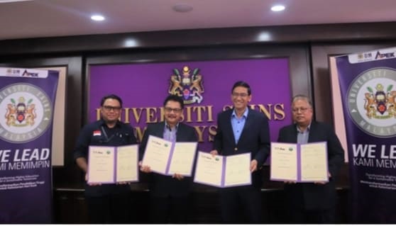 Raktor UnHar Prof. Drs. H. Sriadhi, S.T., M.Pd., M.Kom., Ph.D melaksanakan pertukaran dokumen dan foto bersama dengan pihak USM Malaysia setelah penandatanganan MoU . Waspada/Ist