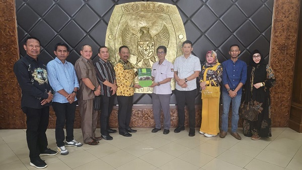 Wakil Ketua 1 DPRK Aceh Tamiang Fadlon, SH saat menyerahkan berkas administrasi anggota KIP Aceh Tamiang periode 2023-2028 ke KPU RI di Jakarta, Kamis (27/7). Waspada/Ist