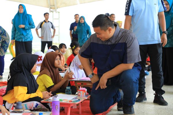 Hendriyanto Sitorus bercengkerama dengan siswa pada Gebyar Sekolah Sehat di lapangan Alun-alun Aek Kanopan, Jumat (28/7). Waspada/ist