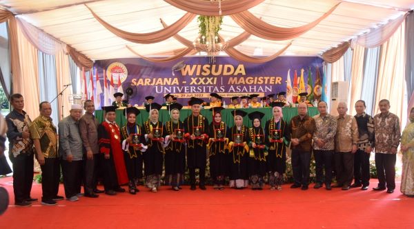 Rektor UNA Prof.Dr.Tri Harsono. M.Si, Ketua Yayasan UNA Drs. Mapilindo M.Pd, Sekdakab Asahan Jhon Hardi, dan Kajari Asahan Dedyng Wibiyanto, foto bersama dengan mahasiswa terbaik dengan Indek Prestasi (IP) tertinggi saat Wisuda ke-31 UNA. Waspada/Bustami CP