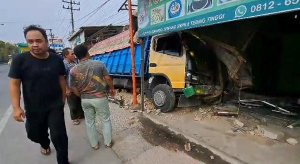 Kondisi ruko yang ditabrak truk bermuatan kernel sawit di Jalan KL Yos Sudarso, Kel Rantau Laban, Kec Rambutan, Kota Tebingtinggi. Waspada/Ist