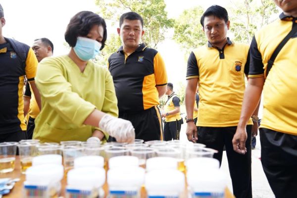 Kapolres Simalungun AKBP Ronald FC Sipayung, turut mengawasi secara ketat pengambilan sample urine para personel Polres Simalungun yang digelar di kantor Satpas Sat Lantas, Jl.Asahan KM 6 Kec. Siantar, Sabtu (29/7).(Waspada/ist).