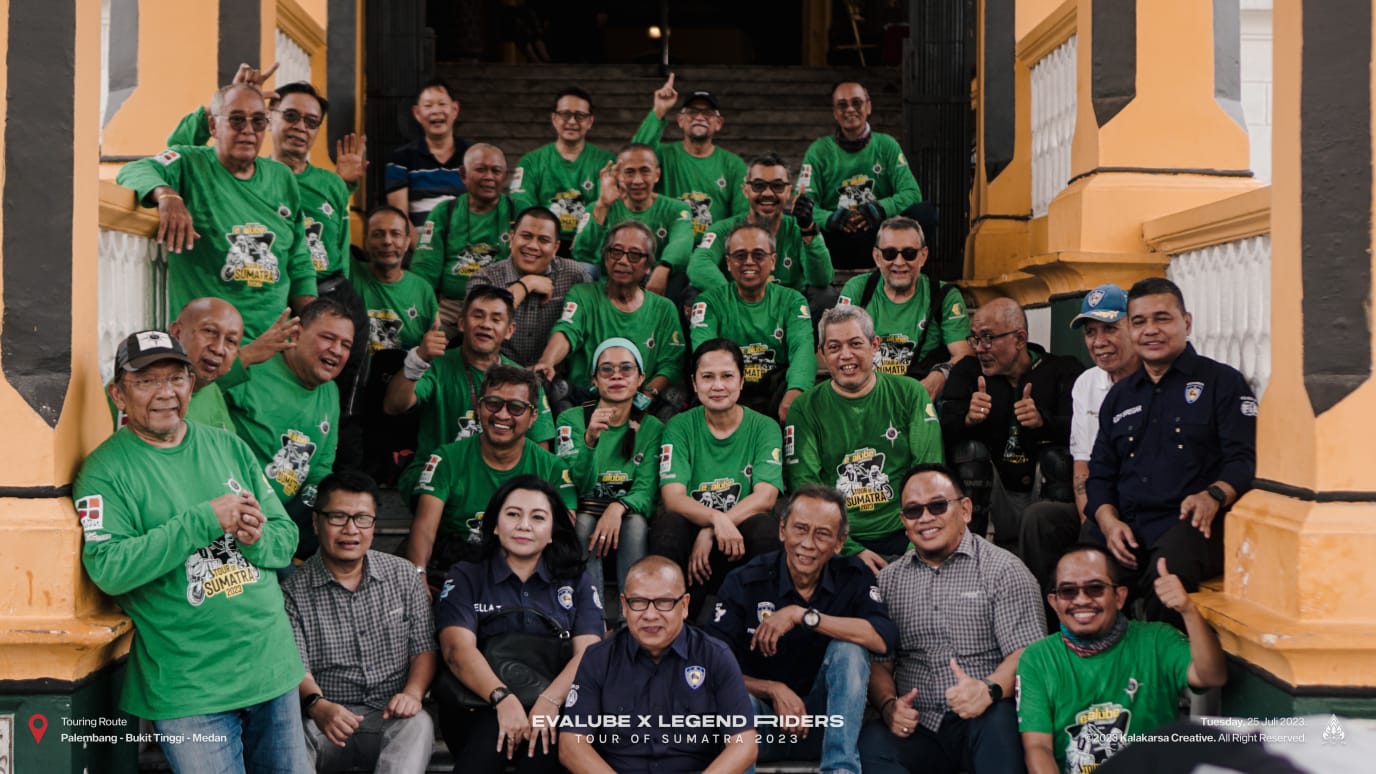 Para Legend Riders Club foto bersama di depan Istana Maimun Medan sebagai tujuan terakhir dalam kegiatan yang digelar Evalube bertajuk “Evalube x Legend Riders – Tour of Sumatra 2023”. Kegiatan ini dilaksanakan pada tanggal 25 – 31 Juli 2023.