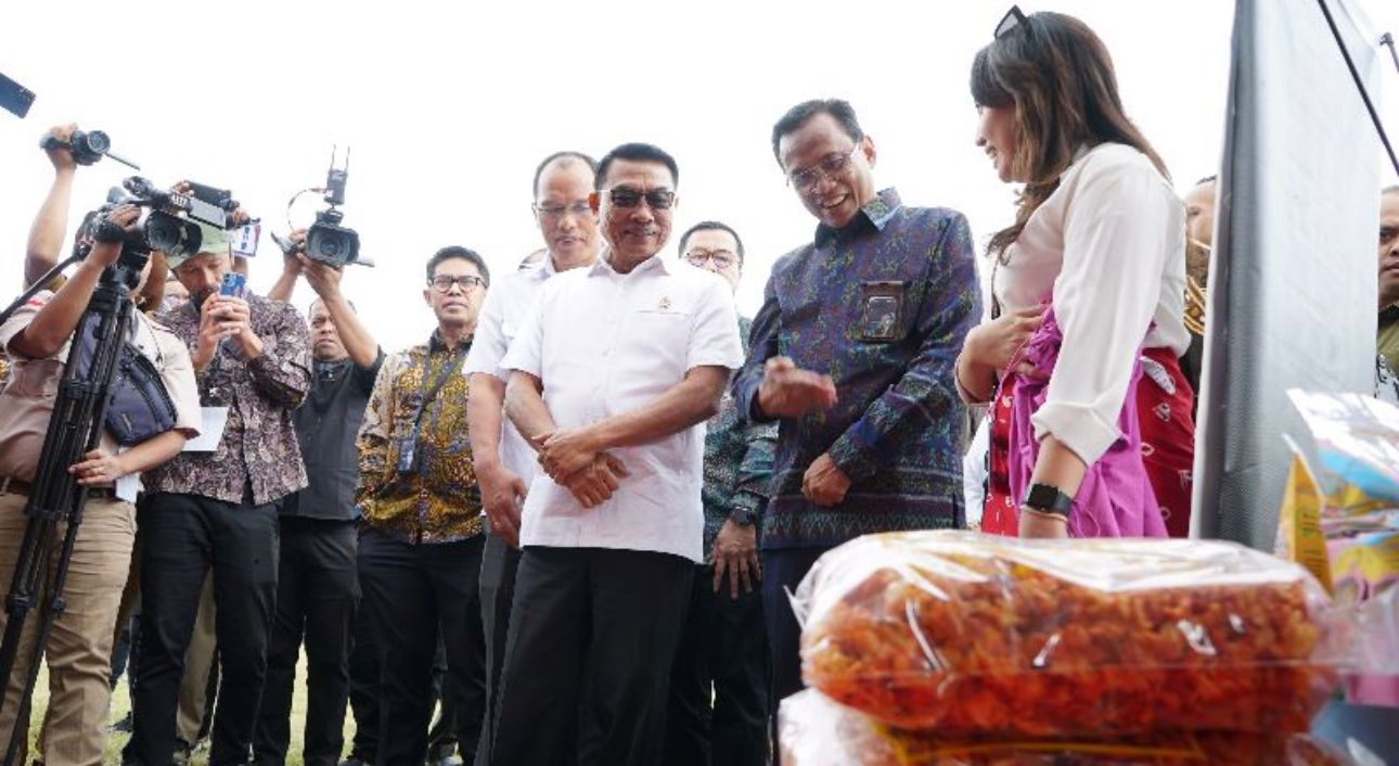 General Manager PLN UID Sumatera Utara, Awaluddin Hafid (baju batik) menjelaskan berbagai produk andalan rumah BUMN Sibolga kepada Kepala Staf Kepresidenan, Jenderal TNI (Purn) Dr. H. Moeldoko, S.I.P, M.A (baju putih).