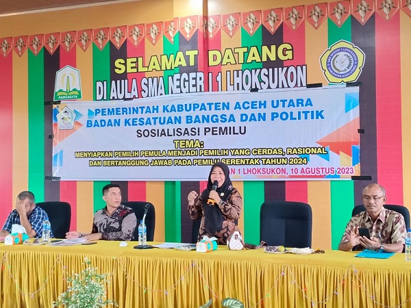 Komisioner Panwaslih Aceh Utara, Sri Wahyuni hadir menyampaikan pemateri pada acara Sosialisasi Pemilu dan Pemilukada Kepada Pemilih Pemula di SMA Negeri-1 Lhoksukon, Kamis (10/8). Kegiatan tersebut diadakan Badan Kesatuan Bangsa dan Politik (Kesbangpol) Aceh Utara. (Waspada/ist)