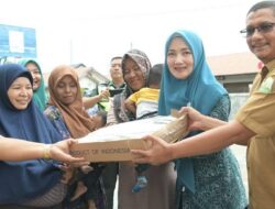 Cegah Stunting, Ayu Marzuki Bagikan 650 Kg Ikan Dencis