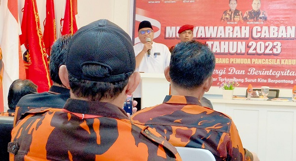 Pj Bupati Pidie Ir Wahyudi Adisiswanto membuka acara Muscab XI/2023 MPC Pemuda Pancasila Kabupaten Pidie di Aula DH Coffe & Resto Sigli, Selasa (15/8). Waspada/Muhammad Riza