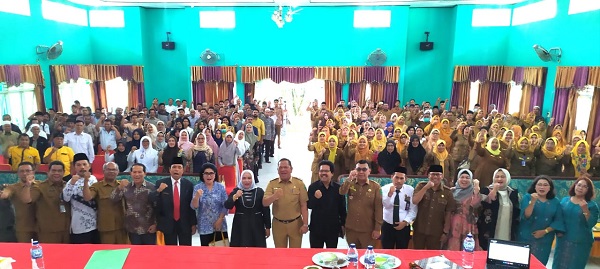 Wali Kota P.Sidimpuan Irsan Efendi Nasution (tengah depan) Ketua Dewan Pendidikan Dr.Ngelem Ginting dan narasumber foto bersama dengan peserta lokakarya yang digelar Dewan Pendidikan P.Sidimpuan di Aula MAN 2 P.Sidimpuan, Senin (21/8). Waspada/Mohot Lubis.