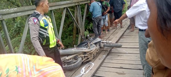 APARAT Polisi Lalu Lintas Polres Samosir saat melakukan pemeriksaan di Jembatan Siponot. Foto : Waspada/Ist