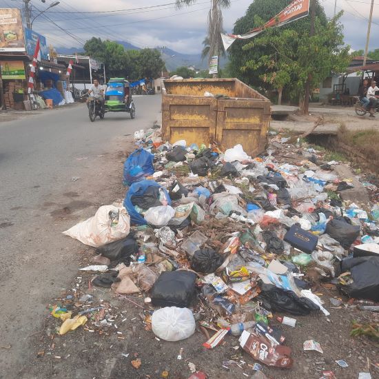 Sampah berserak di luar bak sampah pinggir jalan dekat SPBU Sipolupolu, Panyabungan. Waspada/Irham H Nasution