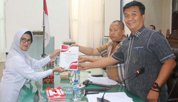 Wali Kota Susanti Dewayani (kiri) menyerahkan Rancangan KUA-PPAS PAPBD TA 2023 kepada Ketua DPRD Timbul Marganda Lingga dan mendampingi Wakil Ketua DPRD Ronald Darwin Tampubolon dalam rapat paripurna DPRD di gedung Harungguan DPRD, Jl. Adam Malik, Rabu (23/8).(Waspada-Edoard Sinaga).