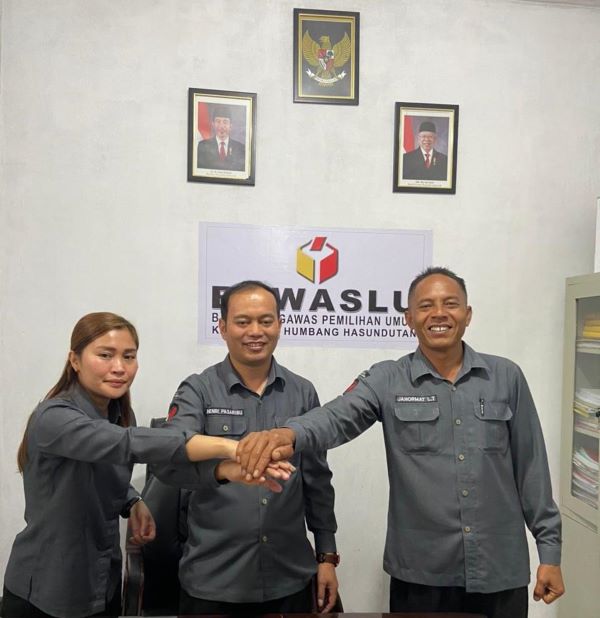 Komisioner Bawaslu Humbahas, Efrida Purba, S.Sos., M.A.P (kiri), Henri Wesli Pasaribu, S.Th (tengah) dan Jahormat Lumban Toruan, S.Sos (kanan). Waspada/Ist