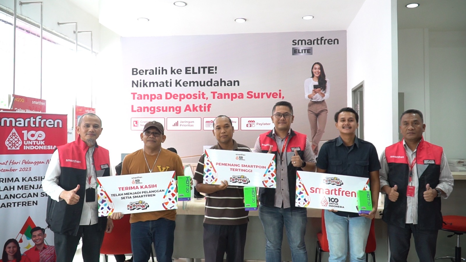 Kiri ke Kanan: Rahmed El Junaidi, Gallery Modern Channel Northern Sumatera; Aris Nainggolan, Pemenang SmartPoin; Erwin Pemenang SmartPoin; Jhon Ferdinan Simanjuntak, Regional Head Northern Sumatera Smartfren; Rizal, Pemenang SmartPoin; Ekbi Sitohang, RBOM Smartfren.