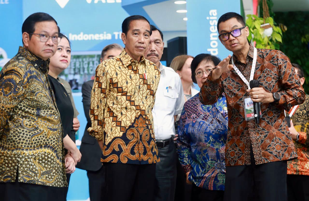 Direktur Utama PLN memaparkan konsep Accelerated Renewable Energy Development pada acara puncak Festival LIKE, Senin, (18/9). Kiri ke kanan: Pramono Anung (Sekretaris Kabinet Indonesia), Puan Maharani (Ketua DPR RI), Joko Widodo (Presiden RI), Luhut Binsar Pandjaitan (Menteri Koordinator Bidang Kemaritiman dan Investasi), Siti Nurbaya Bakar (Menteri Lingkungan Hidup dan Kehutanan), dan Darmawan Prasodjo (Direktur Utama PLN).