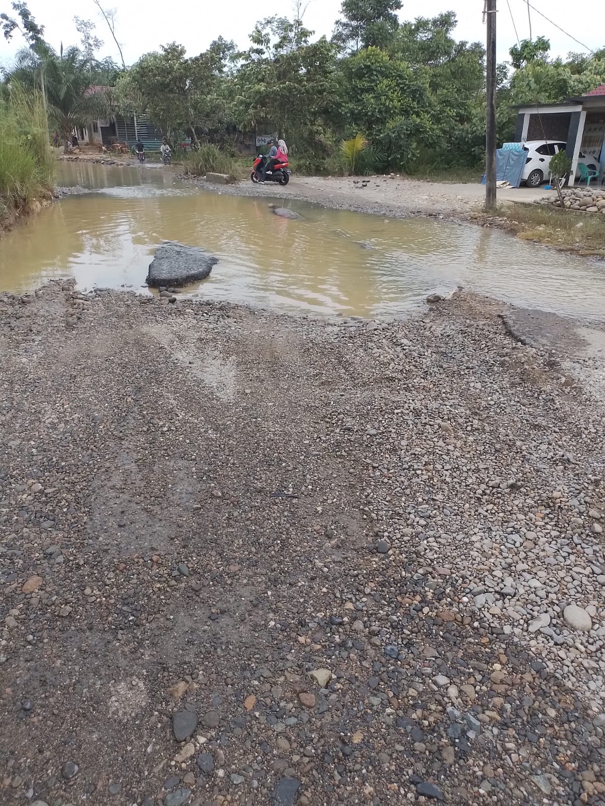 Akibat Pertambangan, Warga Kesulitan Lewati Jalan Sinunukan-Batahan