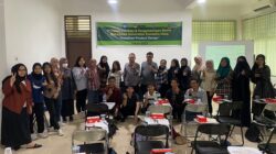 Peserta Pelatihan Program Kewirausahaan Berbasis Mahasiswa bersama Ketua Program Inkubasi dan Pengembangan Wirausaha Mahasiswa Universitas Sumatera Utara (USU) Buchari ST., M.Kes., IPM foto bersama usai pelatihan desain produk oleh Ir. Nazarudin MT Ph.D. Waspada/Ist