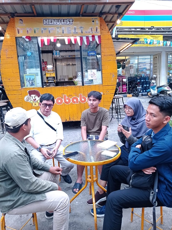 Ketua Program Inkubasi dan Pengembangan Wirausaha Mahasiswa Universitas Sumatera Utara (USU), Buchari ST., M.Kes., IPM bersama peserta pelatihan magang di cluster minuman di UMKM BobaBox. Waspada/Ist