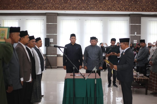 Sekda Aceh Utara, Dr A Murtala, M.Si, Rabu (6/9) di aula Kantor Bupati Aceh Utara melantik lima anggota Badan Baitul Mal Aceh Utara untuk masa bakti 2023-2028. Waspada/Maimun Asnawi