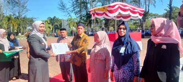 Penyerahan SK Pensiun, piagam dan juara lomba oleh Pj Bupati Fitriany Farhas di halaman kantor Bupati Nagan Raya usai upacara, Senin (11/9).(Waspada/Muji Burrahman)