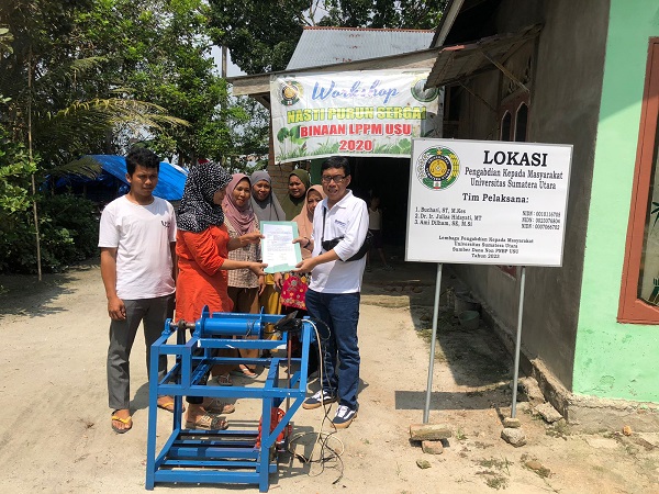 Penyerahan alat berupa mesin pemintal tali purun oleh Ketua Program Pengabdian Kepada Masyarakat Mono Tahun Reguler 2023, Buchari ST, MKes kepada Kelompok Anyaman Purun “Nasti Purun” di Serdangberdagai. Waspada/Ist