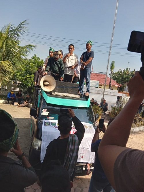 AKSI solidaritas AMMAS Kabupaten Batubara terkait kerusuhan di Pulau Rempang dan Galang, Kepri di gedung DPRD Batubara. Waspada/Iwan Has