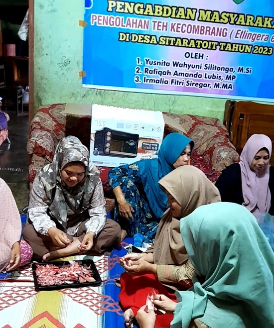 Dosen Prodi Agroteknologi, Fakultas Sains dan Teknologi, UM-Tapsel, memberikan edukasi pada masyarakat Desa Sitaratoit, Kecamatan Angkola Barat, Tapanuli Selatan untuk membuat teh dari bunga kecombrang yang diberi nama Teh Kecombrang. Waspada/ist.