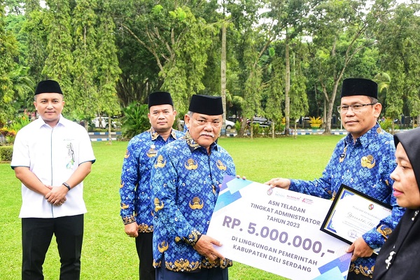 WAKIL Bupati Deliserdang HM Ali Yusuf Siregar didampingi Sekdakab Deliserdang H.Timur Tumanggor, S.Sos,MAP, menyerahkan Piagam Penghargaan ASN Teladan tingkat Administrator Tahun 2023 kepada Sekretaris Dinas Pendidikan Deliserdang Yusnaldi, MPd, usai Apel Gabungan ASN lingkungan Pemkab Deliserdang di halaman Kantor Bupati Deliserdang, Senin (18/9). (Waspada/Khairul K Siregar/B)