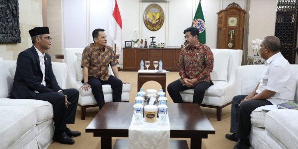 Penjabat (Pj) Gubernur Aceh Achmad Marzuki bersama dengan Anggota DPR RI Fraksi Gerindra asal Aceh TA Khalid, saat berdiskusi dengan Menteri ATR/BPN Hadi Tjahjanto, di ruang kerjanya di Jakarta, Selasa (19/9). (Waspada/Ist)