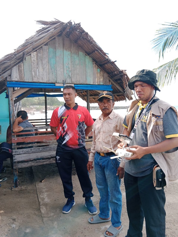 Tim Balai Wilayah Sungai Sumber Daya Air Provinsi Aceh, didampingi Kades Palak Kerambil, saat melakukan survei di lokasi abrasi pesisir Palak Kerambil, Kecamatan Susoh, Abdya. Jumat (22/9).Waspada/Syafrizal