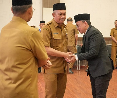 WALI Kota Medan Bobby Nasution diwakili Sekda Wiriya Alrahman mengambil sumpah dan melantik Laksama Putra Siregar menjadi Kepala Dinas Perpustakaan dan Kearsipan Daerah, Senin (25/9) di Ruang Rapat III kantor Wali Kota Medan. Waspada/Ist