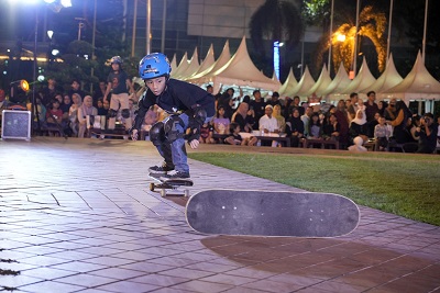 SEORANG skater (pemain skateboard) unjuk keterampilan bermain dengan papan luncurnya pada acara Ajang Beranda Kreatif Medan, di halaman depan kantor Wali Kota Medan. Sabtu (9/9) malam. Waspada/Ist