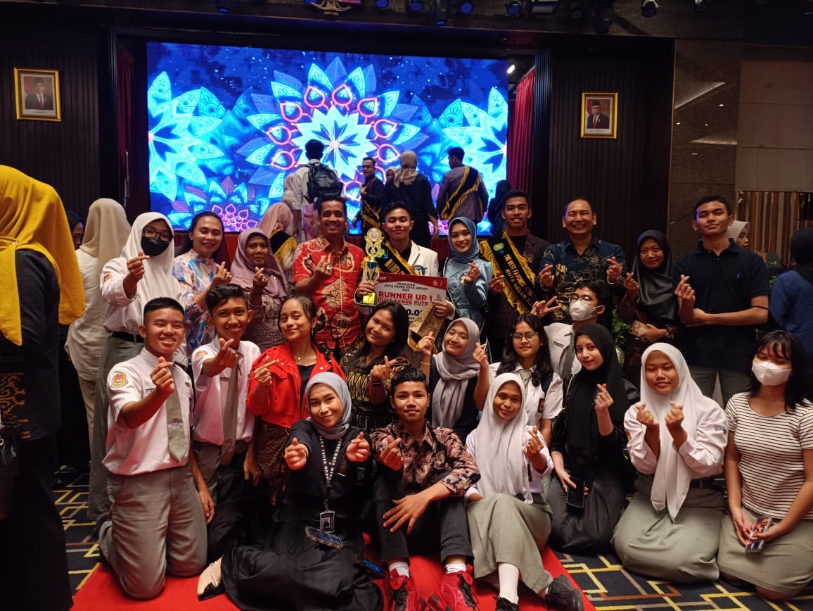 Damar dan Sri Artika foto bersama Kepala Sekolah dan Camat Medan Johor serta jajaran pemerintahan Kecamatan Medan Johor. Waspada/ist