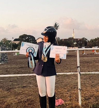 Fadilla Darus, atlet berkuda Show Jumping asal Kota Medan Sumatra Utara, meraih peringkat ke 5 dalam Kejuaraan Piala Kampus Kuda Klaten yang di laksanakan di Kampus Kudà Klaten, Kecamatan Prambanan, Jawa Tengah. Minggu, 30 Oktober 2023. Waspada/ist