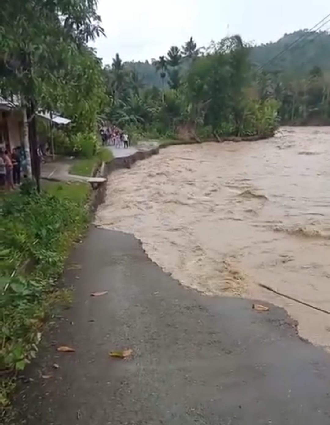 Di Nisel, Jalan Putus Total Diterjang Banjir, 12 Desa Terisolir