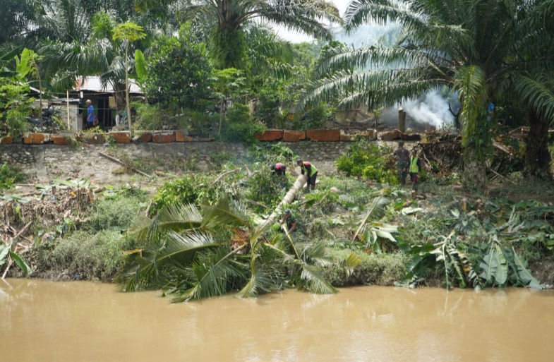 Petugas Gabungan Bersihkan Lereng Sungai Deli Di Jalan Ileng Sepanjang 400 Meter